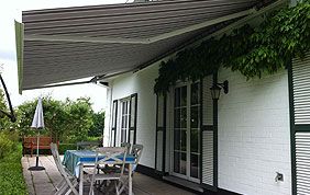 Terrasse munie d'une protection contre le soleil