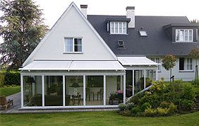 voile solaire de véranda et pergola sur une maison avec jardin